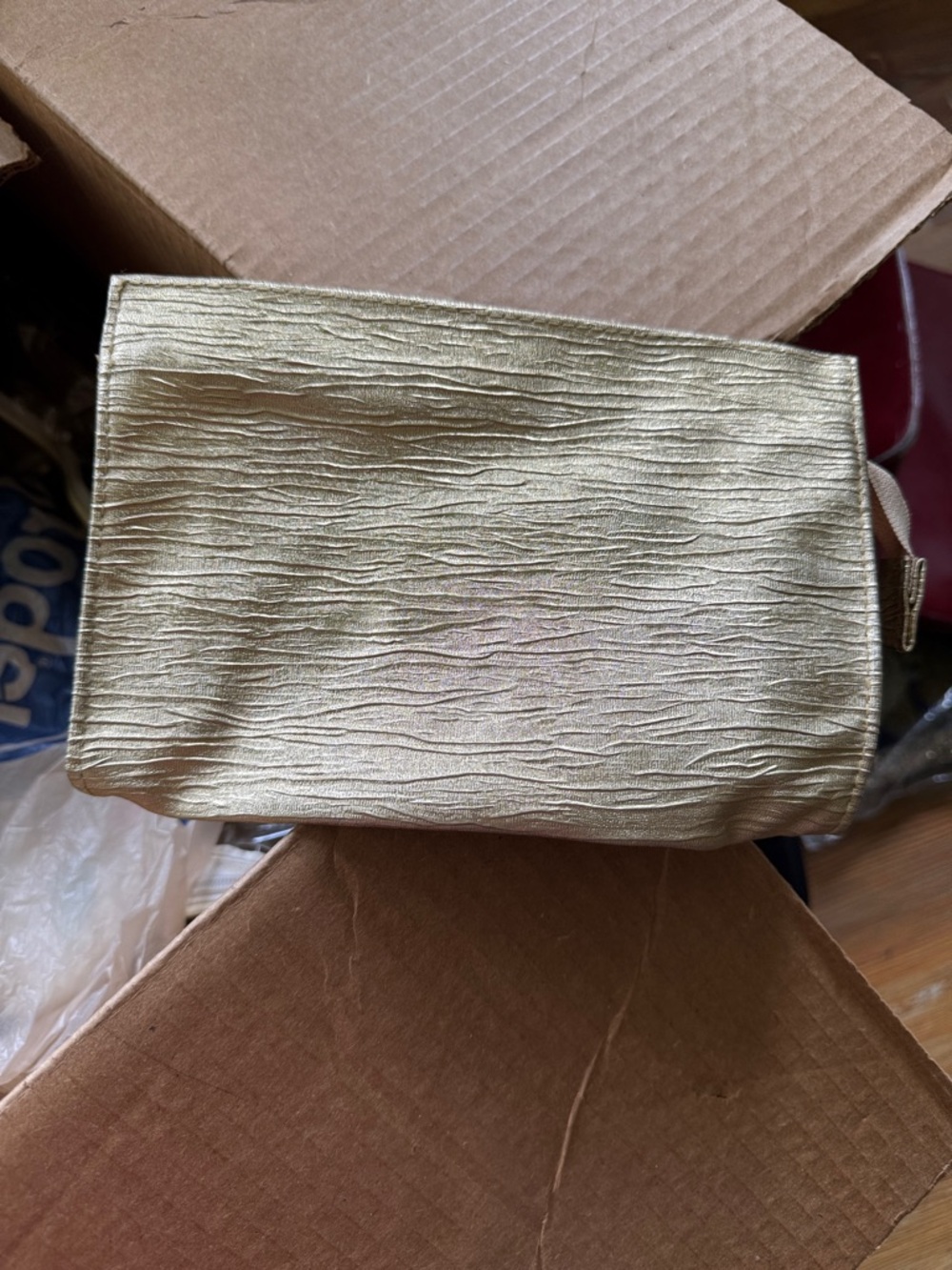 NWOT- BAG LEATHER GOLD LAME COLOR. Cloth imprint Zipper (Makeup Bag)